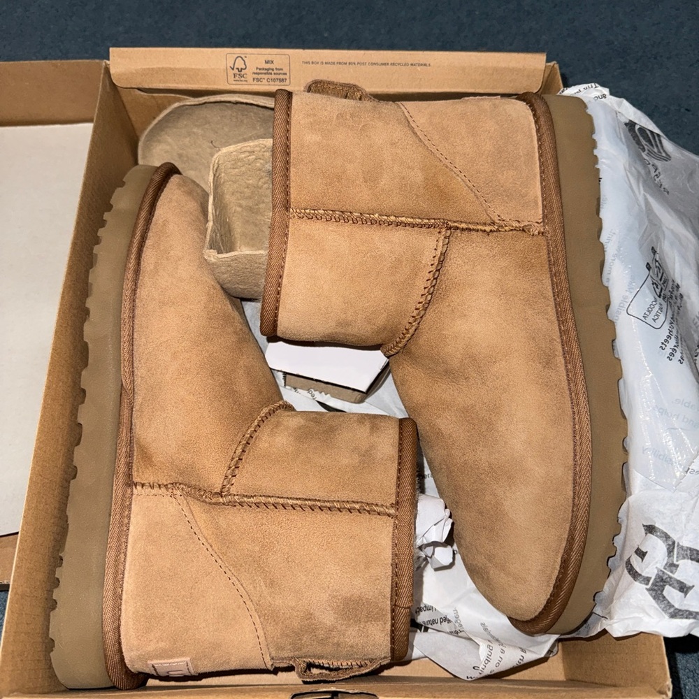 UGG Classic Mini II - Picture 3 of 4